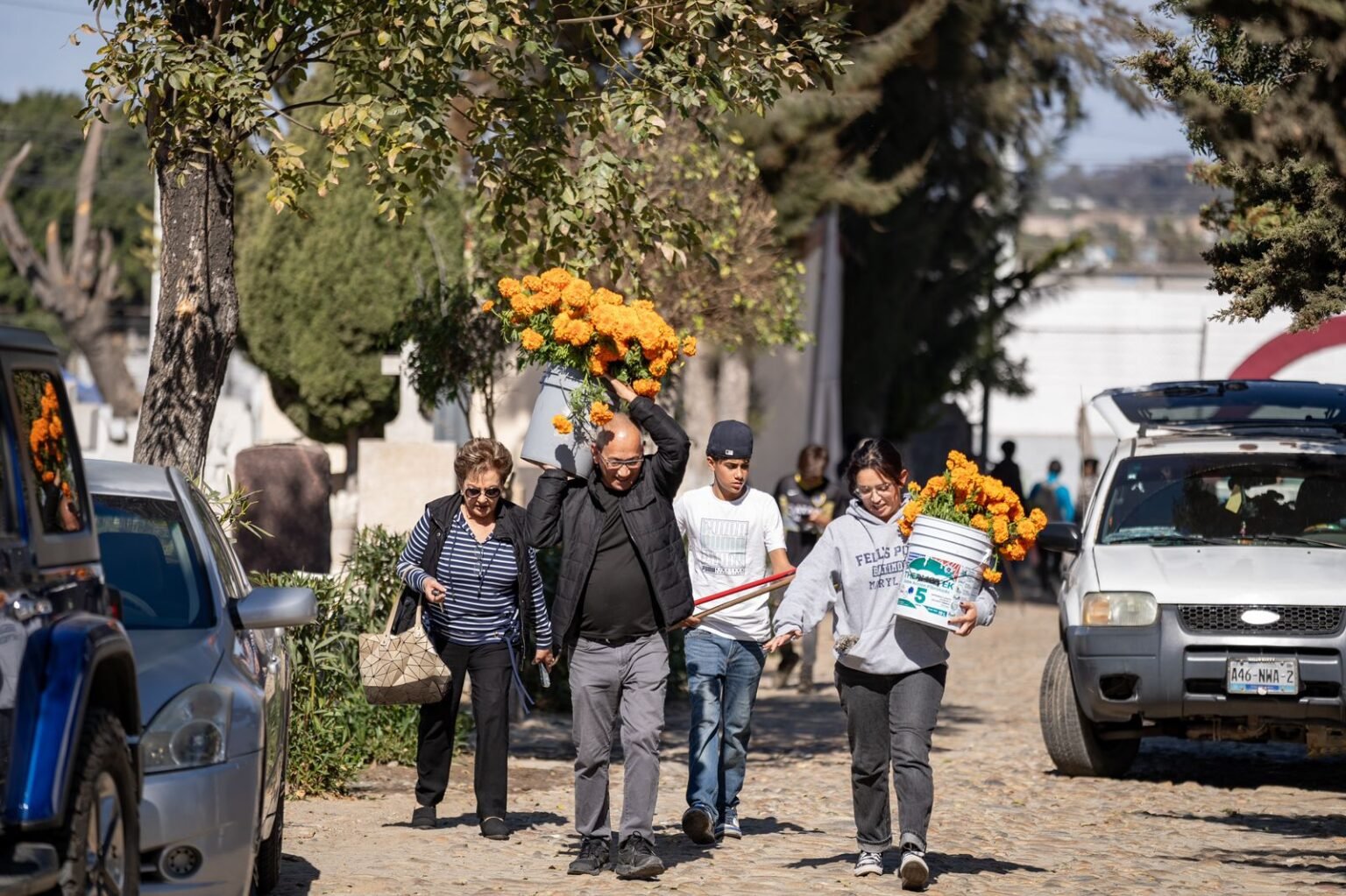 familias acuden al panteon