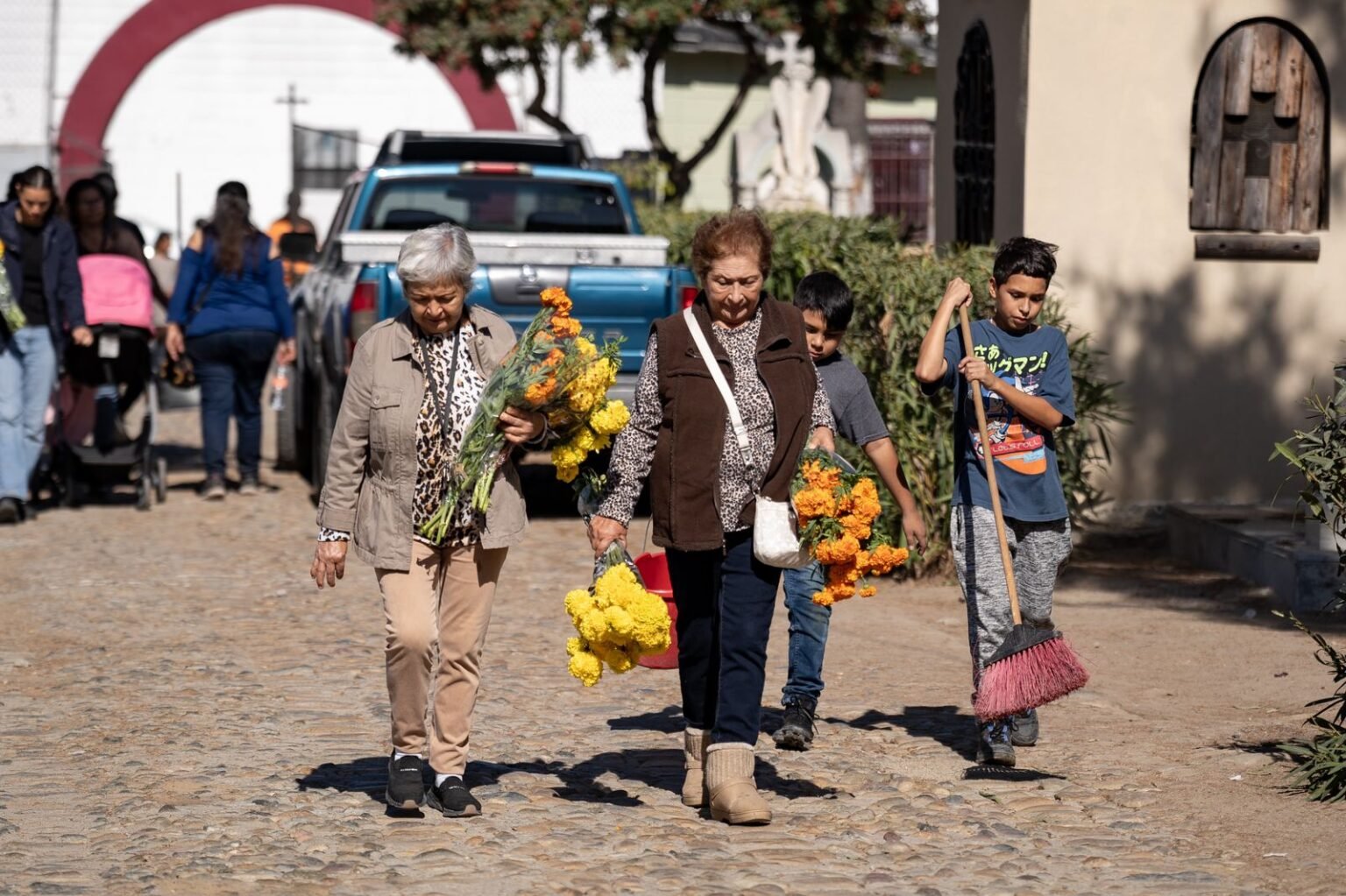 familiares visitan a sus difuntos en el panteón